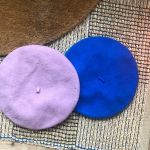 Basker - 1 för 80 två för 140. Basker i ull i blå och rosa