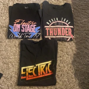 T-shirt med tryck - 3 olika t-shirts med tryck, 50kr styck eller alla för 100kr. De två översta är i storlek M o den undre är i storlek S. Frakt tillkommer🤍