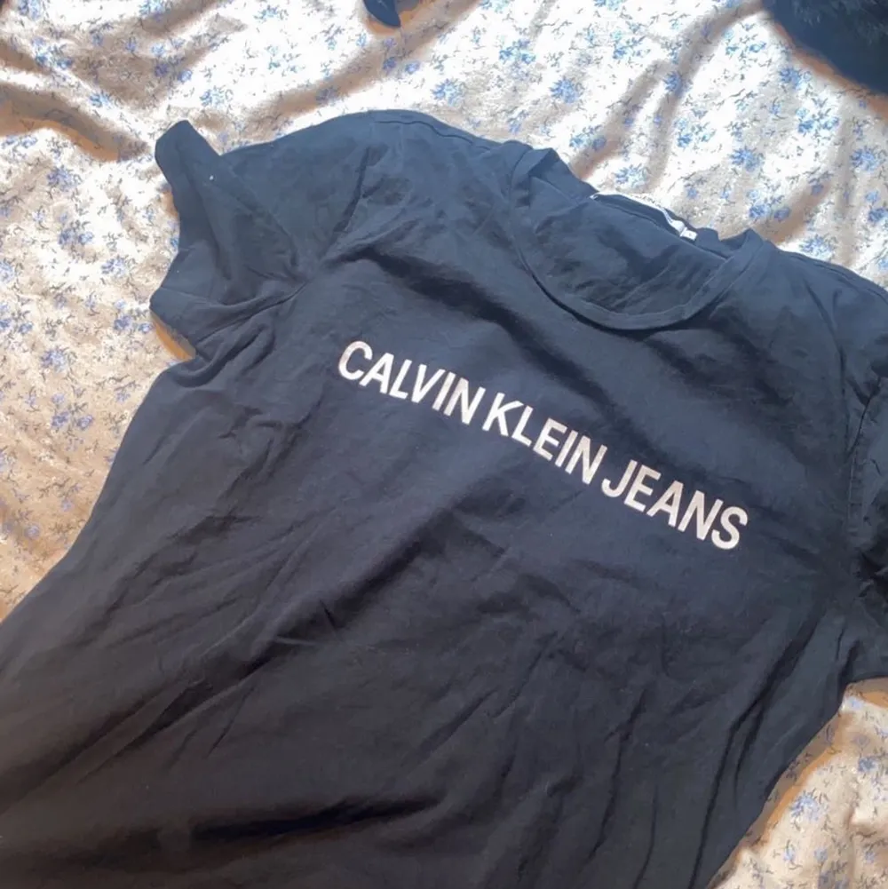 En fin T-shirt från Calvin Klein, använd ca 2-3 ggr, frakt står köparen för på 48kr!💕. T-shirts.