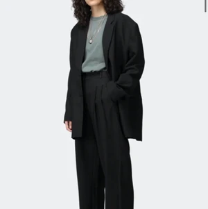 Kavaj set junkyard - Säljer detta helt splitternya set med kavaj och byxa ifrån Junkyard, inte i svart utan roströd. Så snyggt men har ett exakt likadant i annan storlek. Prislapp kvar!! Så snyggt