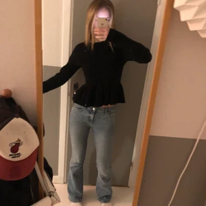 Volangtröja  - Snygg stickad tröja med volang. Den är från bikbok men säljs inte längre. Strl S 