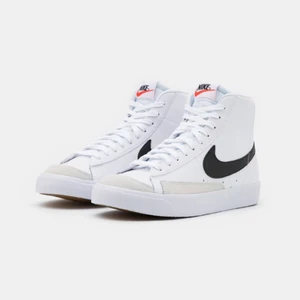Nike Blazer Mid - Väldigt fina nike blazer mid skor i unisex. Väääldigt sparsamt använda! Skriv för frågor eller fler bilder💛💛Köpta för 900kr