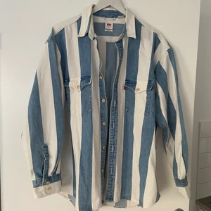 Levi’s skjorta  - Levi’s skjorta herrmodell storlek M. Sparsamt använd, så i fint skick. Är oversize i modellen. Kan mötas i Göteborg, annars står köpare för frakt! 