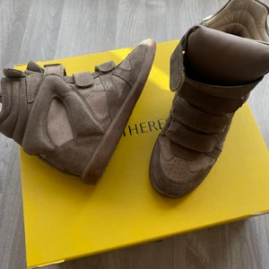 Isabel Marant skor - (!!!!! pris kan diskuteras vid snabb affär !!!!!)                   Isabel Marant Étoile Bekett leather and suede sneakers- använda skor men i bra skick! Köpta för 4300kr från Mytheresa och säljer nu för ett väldigt bra pris. Perfekt trendig grön färg 🤩 ( finns kvitto i form av orberbekräftelse osv)