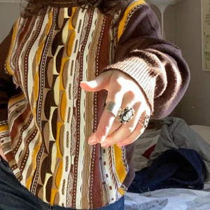 70-tals tröja - Fått denna av farsan och använder aldrig! 70/80-tals tröja. Galet fin men passar nt min stil. Obs ett litet hål i armhålan! Dm för mer bilder<33 Möts i Sthlm