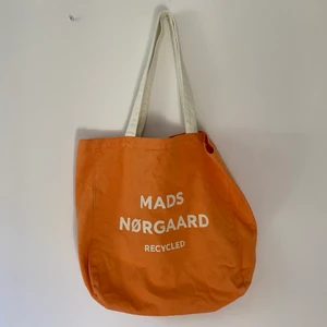 MADS NØRGAARDS totebag  - Ny totebag/strandväska från Mads Nørgaard🥰 jättefin och praktisk till sommaren. Storleken är måtten på väskan