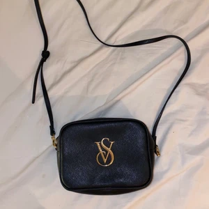 Handväskor  - Olika handväskor, Victoria Secret: 400kr, Stradivarius: 150kr, Vet inte märke på sista: 150kr 