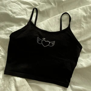 Gulligt linne - Super gulligt linne med paljetter på. Säljer de endast då jag har för många linnen. Verkligen super gulligt o ett perfekt basic plagg som ändå har npgot extra! Skicka privat vid frågor eller intresse☁️