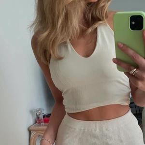 Topp med öppenrygg - Beige topp med knyt och öppenrygg i strl S❤️ Köpt på secondhand så vet inte vad märket är. Säljer för 80 kr 
