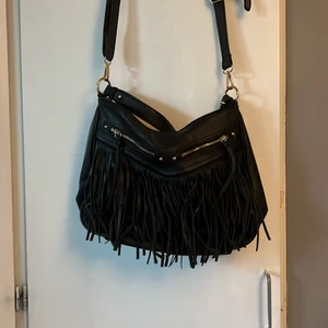 Väska strl X - Fransväska. Märke okänt. Men köpte den för flera år sedan, jätte gammal. Stort utrymme i väskan, många fickor! Kommer med ett långt och ett kort band.  Frakt+köp🥰