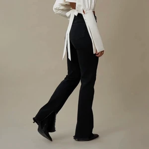 Svarta jeans - Säljer mina svarta jeans med slits från Hanna Schönbergs kollektion med naked❤️