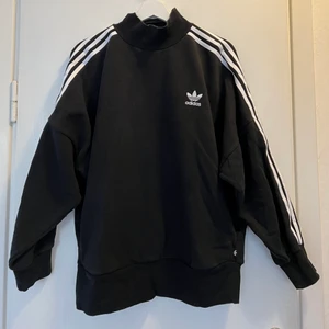 Tjocktröja från Adidas - Tjocktröja från Adidas med fickor. Fint använt skick. Strl. 38.