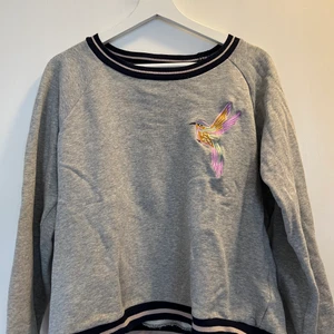 Collegetröja från Gestuz  - Collegetröja från Gestuz. Fint använt skick. Liten i storlek. Strl. L men passar bäst en S/M