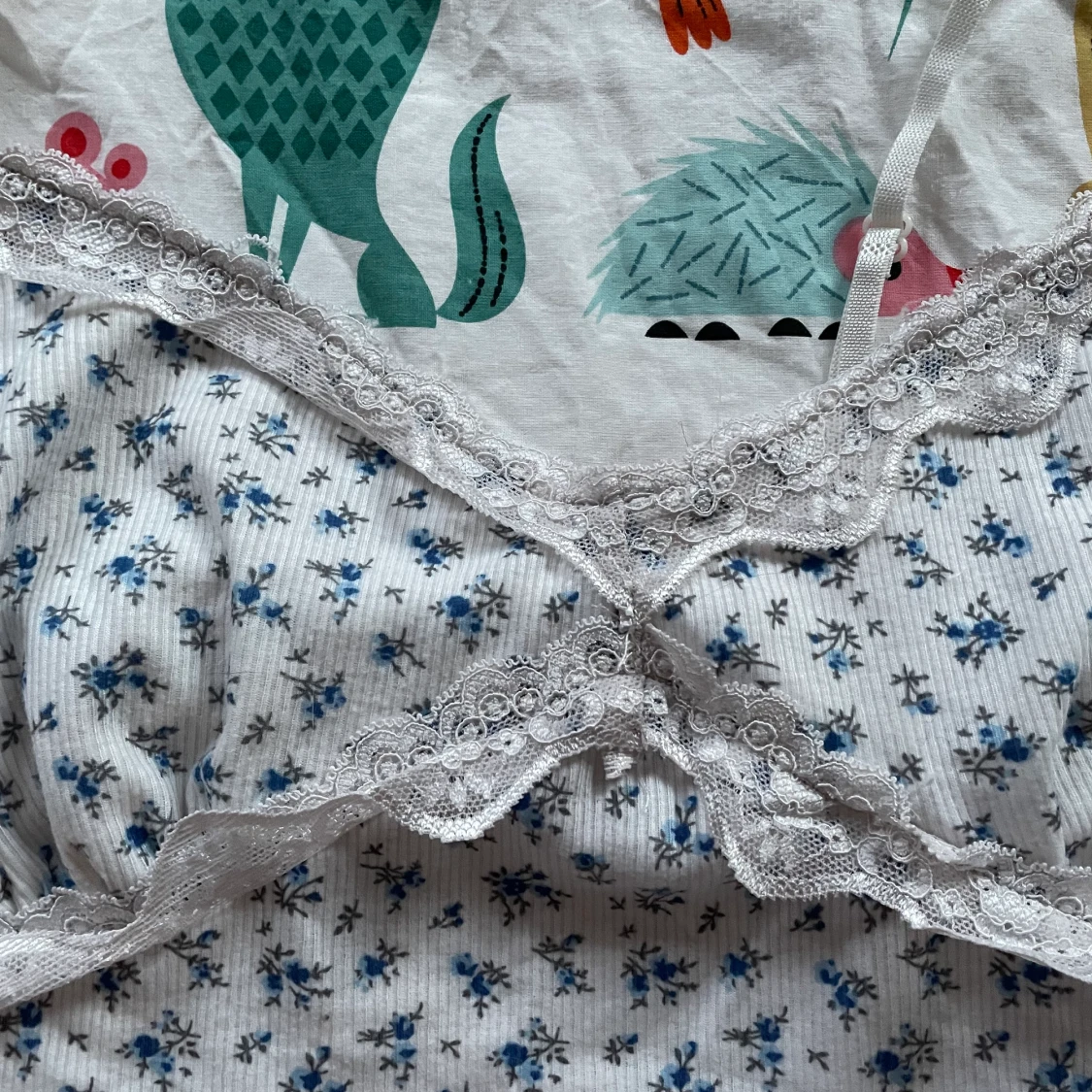 Vit blommig croptop - 90