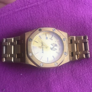 Klocka  - Hej jag säljer min klocka för 50 kr och inget fel på den