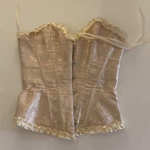 Korsett  - Har tröttnat på denna, ganska använd men funkar fortfarande bra tycker jag. Kontakta mig ifall du har frågor eller vill ha fler bilder😊😁