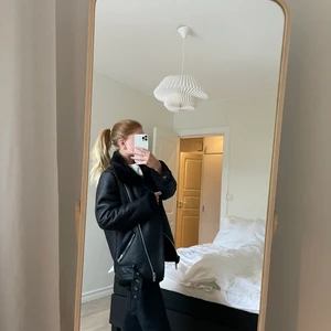 Bikerjacka - Säljer nu min fina jacka från zara i storlek xs men stor i storleken så passar även s 💘 använd ca 3 ggr så den är i nyskick! Nypris 1000kr säljer den för 650kr eller så är du välkommen att lägga ett bud. Superbekväm och perfekt inför våren ☀️ köparen står för frakten 