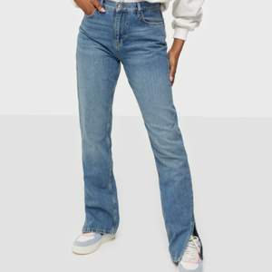 Snygga blåa jeans med slits från Nelly i strl 34. Vill man att de ska va oversize sitter de bra på en 34 annars om man vill att de ska sitta tajtare så passar de bättre på en 36/38. Köpte nyss så inte använda mer än 3-4 gånger. Säljer då de är lite förstora, föredrar när det sitter lite tajtare.