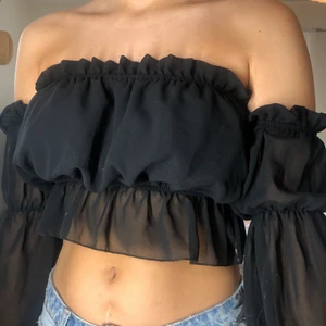 Superfin topp från Boohoo - Säljer denna superfina topp då den inte kommer till användning längre. Denna har verkligen varit en favorit i garderoben och passar bra till fest!💓