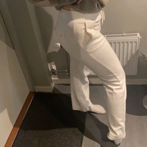 Juicy Couture  - INTRESSEKOLL!! Tänkte se vad jag kan få för dessa Juicy byxor då de inte kommit till användning. De är knappt använda så som nya. Storlek M, slutsålda överallt. Skriv till mig vid intresse, köparen står för frakt❤️❤️ BUD FRÅN 900kr passar som en S också!!!!!