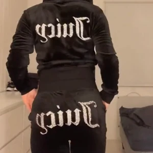 Äkta svarta juicy couture byxor - Trendiga juicy byxor med glitter på rumpan köpt för ca 900kr på gallerian i Sthlm. Säljer för 400 för vill ba bli av med dom❤️ (Köp direkt för 700kr) Första bilden är lånad❤️