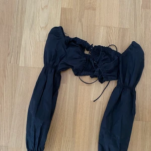 Fest toppar  - Olika festtoppar, från hm, zara och pieces. Aldrig använda samt fint skick! Alla 4 för 250kr