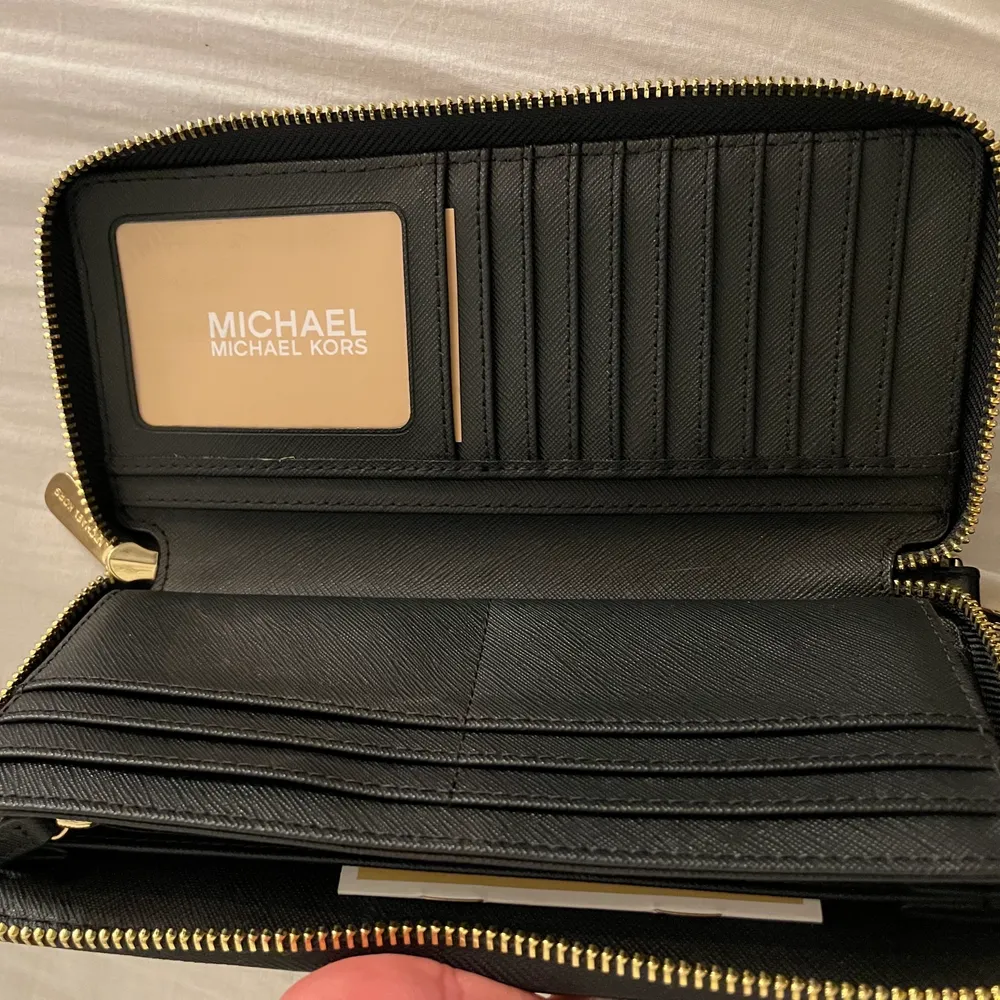 Helt oanvänd Michael kors plånbok. Orginal pris 2 100kr . Väskor.