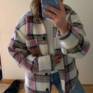 Jacka - ZARA - Otrolig jacka från Zara med härliga vårfärger! Den är i strl XS men mer mot en S. Jackan är fodrad på insidan & därav varm och skön. Säljer pga att den ej kommer till användning. Pris: 200 INKLUSIVE spårbar frakt 💖