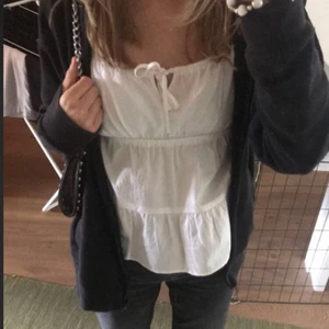 Sommar linne - Säljer en super fint sommar linne då den inte riktigt passar mig. Den är i storlek S och knappt använd. Kom privat för intresse. (Kom ihåg att jag inte alltid kan se era sms pågrund av att det är så många som skriver men isåfall kan ni bara skicka igen)💕 vet ej vart den är köpt. Högsta bud 310