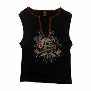 PUNK LINNE - punk-esque linne från urban outfitters! helt nytt, i svart med röda detaljer, rhinestones och snyggttryck med dödskalle! 🥰 kan mötas upp i Uppsala och Stockholm, annars står köparen för frakten 🚚