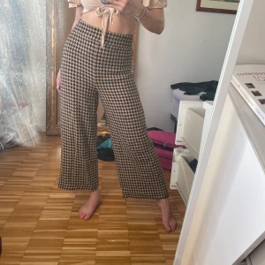 Culotte-byxor i bomull - Culotte-byxor i 80% bomull med snyggt mönster, dragkedja vid sidan. Jag är 164 cm lång. Köpt för 399kr, som nyskick!💕 köparen står för frakt enligt vikt