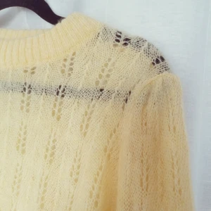 Solgul stickad tröja  - Så fin tröja i härlig gul färg från Mango. Perfekt till våren! Storlek M, men sitter bra på S-M. Perfekt skick! Väldigt skönt material (ull-blandning) 💛💛💛