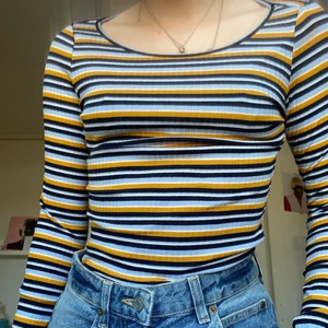 Randig ribbad tröja Monki strl XXS - Så söt orange, blå, vit och svartrandig långärmad ribbad t-shirt. Sitter jättefint men kommer tyvärr inte längre till användning. 