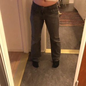 Lågmidjade bootcut jeans - Säljer ett par gråa lågmidjade utsvängda byxor som är i strl W 30 L 30.