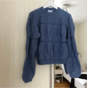 & other stories Stickad tröja  - Superfin och mysig stickad tröja, perfekt till hösten. Jättefin blå färg (syns bäst på andra bilden). Nyskick! Ordinarie pris är 790, och är längre inte tillgänglig att köpa. Betalning sker via Swish. Priset är exklusive frakt. Kontakta mig privat vid intresse eller frågor kring plagget!💕💕