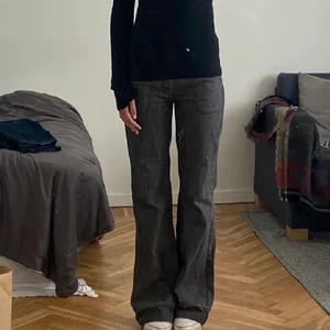 Lågmidjade jeans - Säljer dessa sjukt snygga Grå, lågmidjade Jeans. Inköpa för ca 1 år sedan men sparsamt använda.  Längre modell, men går lätt att sy upp om det skulle behövas.   Bilderna är mina egna🤗 