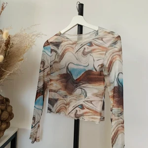 Mellerad see throu tröja - Tunn genomskinlig tröja i blå/beige/brun. Aldrig använd. St S