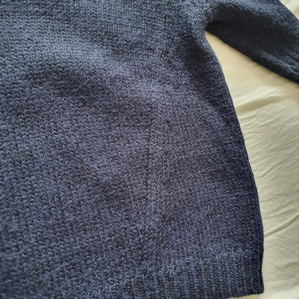 Blue sweater with shorter sleeves from Mango . Stickat.