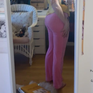 Odd molly, Rosa sammets-byxor - Rosa sammets-byxor från Odd Molly, med en liten rosett på framsidan. Fin kvalitet, lågmidjade och aldrig använda av mig! Inköpta på Emmaus. 💕💕