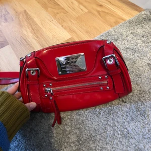 Väska DOLCE GABBANA - En jättefin clutch från Dolce & Gabbana inköpt på Vestiaire Collective. Den har lite smuts på nedre delen av väskan men inget som syns när man bär den. Väldigt rymlig man får plats med telefonen solglasögon snus allt möjligt i den✨🕺🏽
