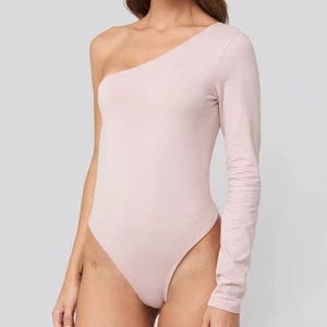 NAKD topp - Rosa one shoulder body från NA-KD!!! SÅ snygg men tyvärr för liten för mig.. storlek S😍😍 aldrig använd (enbart testad) så helt ny!!