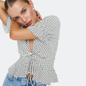 Fantastisk Fest/Sommartopp - Min favorit sommar/festtopp från Bikbok! Man kan ändra hur urringad/kort den ska vara med dragskon på tröjan. Storlek S men funkar även som M. Säljer då jag behöver rensa ut min garderob💞