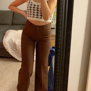 Kostymbyxor  - Hej! Säljer dessa jättefina bruna kostymbyxorna från Monki. Skicket är som nytt🤍