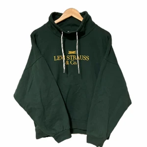 Vintage hoodie/sweatshirt  - Tjena! Nu säljer vi denna skitsnygga vintage tröjan i grymt skick! Sitter som en L så om du har S/M så sitter den as härligt oversized. Kan mötas upp eller frakts, GRATIS frakt🚚 bara att höra av sig vid fler frågor.