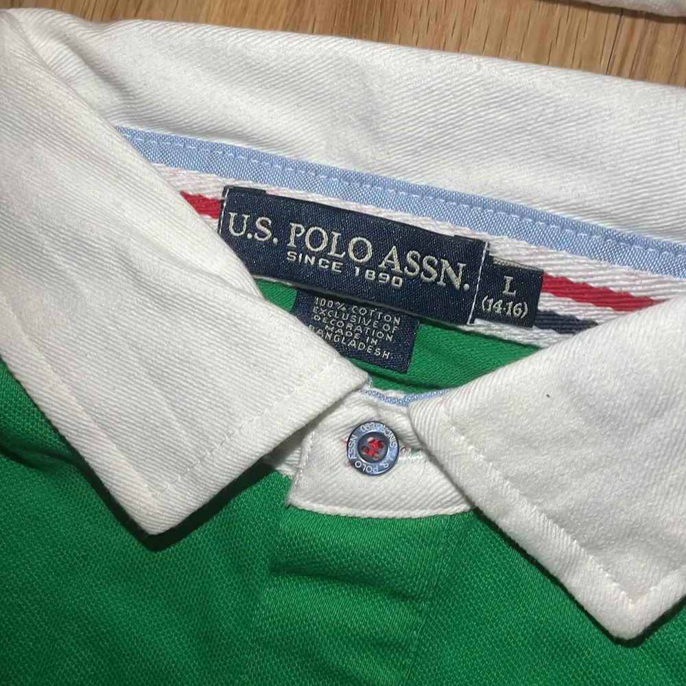 Ett paket med pikéer ifrån U.S. Polo Ralph lauren i storlekar allt ifrån 10-16 (barn M-L). Alla tröjor är i väldigt fint skick och knappt använda. Paketpris 849kr och vid köp av en 249kr st. Hör av dig vid frågor eller funderingar.. T-shirts.