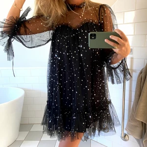 Klänning svart - Såå fin klänning, från zalando, använd 1 gång och storlek M💕