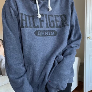 Tommy hilfiger hoodie - Jätteskön och fin hoodie från Tommy hilfiger, snålt använd! Passar alla upp till L skulle jag säga!☺️