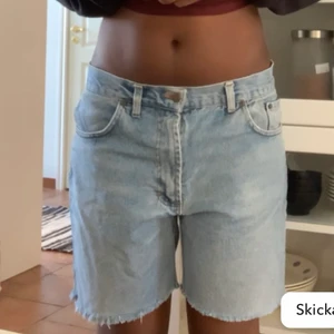 Low waisted shorts  - Säljer snygga lite oversize shorts sommar från märket Falk. Köpte shortsen på en secondhandbutik (humana) så finns ingen direkt storlek på de. Men skulle säga att det är storlek 40-42. För mer info är det vara att skriva :)
