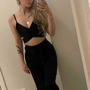 Svart topp - Snygg svart topp från Nelly.com, storlek xs.