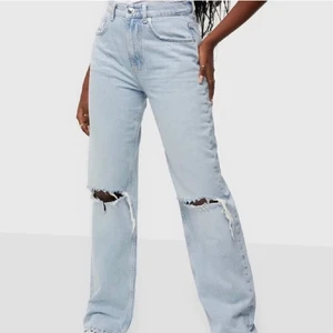 Håliga jeans  - Ginas populära modell, ljusblåa jeans med hål. Säljer dessa supersköna jeans då dem blivit för små för mig. Fint skick knappt använda. Köparen står för frakten! 